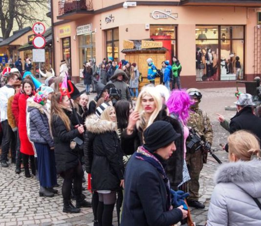 Maturzyści zatańczyli Poloneza na Krupówkach