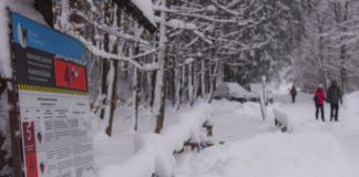 Mimo ogromnego zagrożenia lawinowego turyści idą w Tatry