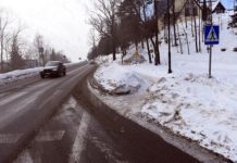 Całe pasy jezdni znikają pod śniegiem