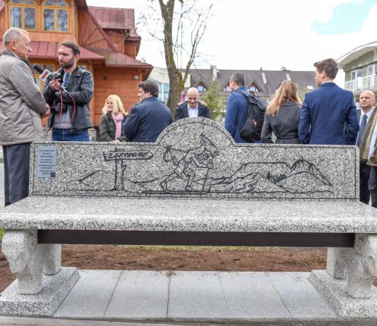 Powstanie sieć multimedialnych ławeczek