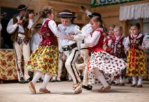 Góralski karnawał czas zacząć Bawiące się podczas tańca góralskiego dzieci robią wrażenie podczas Karnawału w Bukowinie