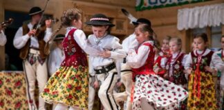 Góralski karnawał czas zacząć Bawiące się podczas tańca góralskiego dzieci robią wrażenie podczas Karnawału w Bukowinie